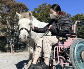 モンゴルでの乗馬に挑戦する根本由香里さん モンゴルでの乗馬に挑戦する根本由香里さん