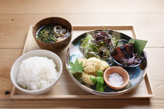 お米高騰の今こそ！三宮ランチは「ご飯食べ放題」で決まり！夏の味覚を贅沢に味わえる「夏の定食」シリーズが6月15日よりスタート！