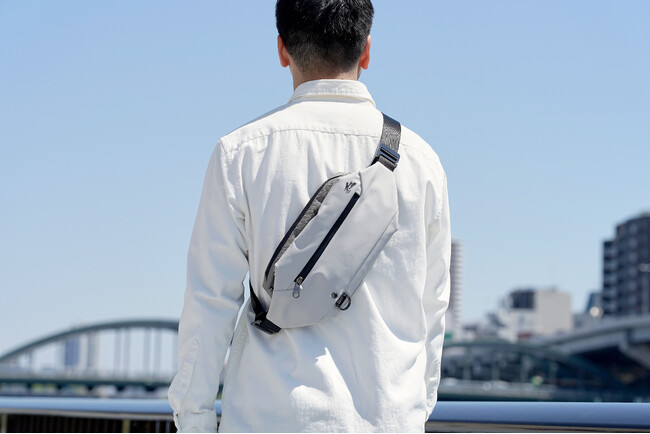 【オリジナル傘付き！次世代のボディバッグが新登場】夏の旅行、街歩き、お出かけに最適な新感覚アイテム。猛暑や急な雨でも頼れるタフさを実現。夏のアクティブシーンにぴったりなイチオシバッグ！