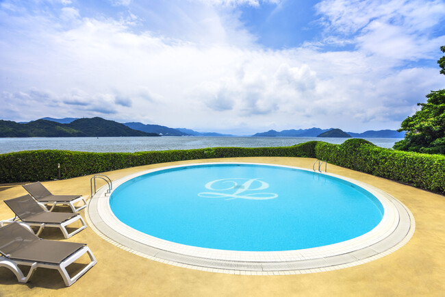 【グランドプリンスホテル広島】7月1日より屋外プールがオープン！瀬戸内海を望むプールと温泉を満喫するご宿泊プランも販売