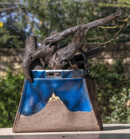 フェンディ、ワンゲキ・ムトゥとのコラボレーションによる特別な「ピーカブー」バッグを発表