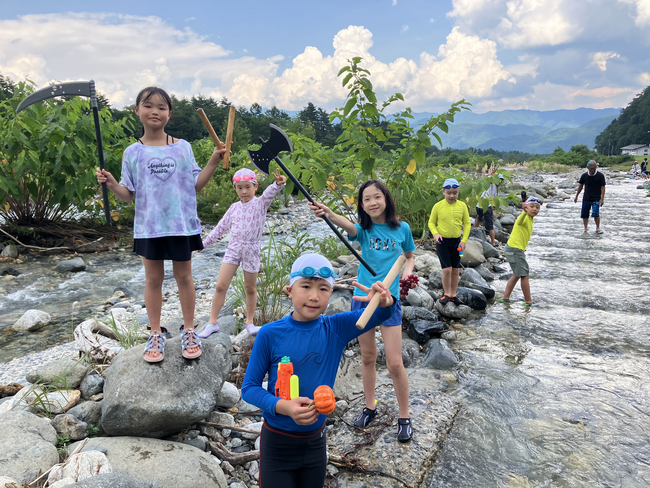 【夏休みの過ごし方】大自然の中でいかだ作りに挑戦！宝探し冒険キャンプ！