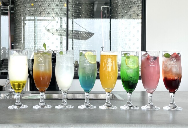 カラフルな「推し活ドリンク」を神戸港が目前のフェリシモが運営する都市型ワイナリー「f winery」が提供
