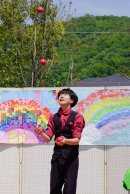 高校生アーティストが大道芸をステージで披露