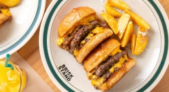 本店は百名店選出！「切ったやつ」が名物のハンバーガー店『BRISKSTAND SHINJUKU』が新宿に6/18オープン