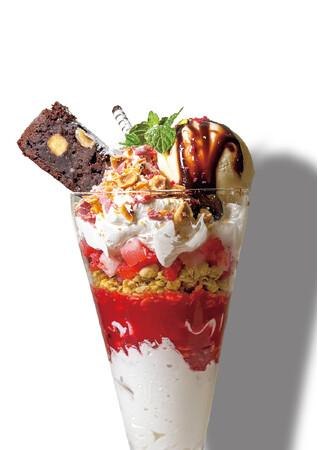 オーストリア・ウィーンの老舗カフェで、冷たいご褒美を片手にひと休み。夏季限定パフェ「ショコラーデンベッヒャー」