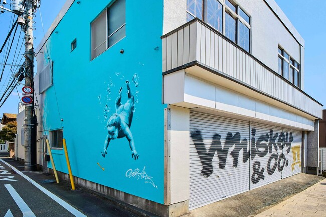静岡県・三島のウイスキー蒸留所に「物々交換」で壁画を制作