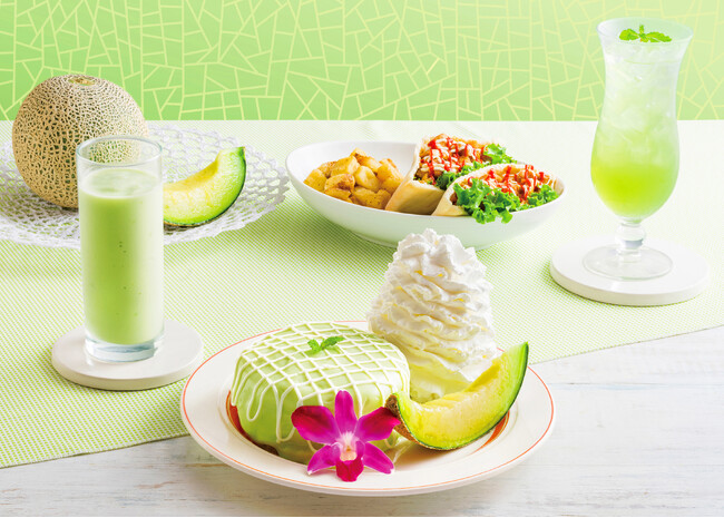 【Eggs ’n Things】メロンづくしな夏の新メニューが登場！「プレミアムメロンパンケーキ」「スパイシーグリルドチキンピタサンド」6月25日（水）～ 7月24日（木）