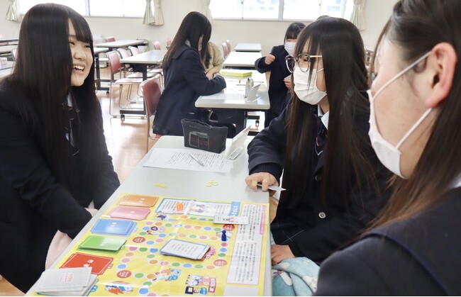 「介護の仕事に興味がある」回答が2.3倍に！介護を学ぶボードゲームを千葉県が導入