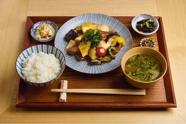 毎日通いたくなる東京駅構内の「dancyu食堂」、dancyu本誌夏号「野菜料理特集」と連動した野菜が主役の2025年6月6日（金）から7月3日（木）まで「5種の夏野菜酢豚定食」販売