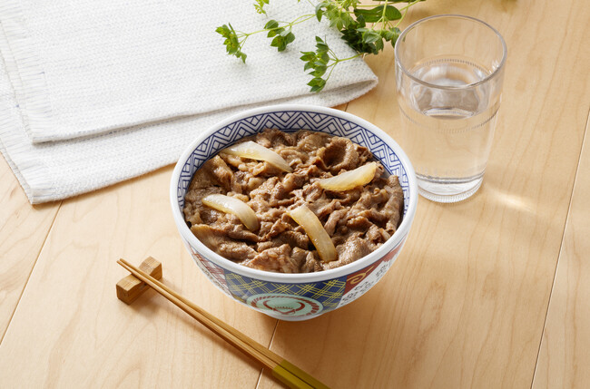 血糖値の上昇を抑える、吉野家の“トクホ”牛丼の具をオンラインストアで販売