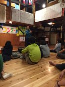 旅先で尺八を披露する著者 旅先で尺八を披露する著者