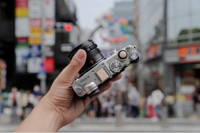 「あえてカメラを持って出かける人」に、唯一無二のアクセサリー