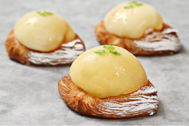 【夏限定デニッシュ】ブーランジェリー「バゲットラビット」より国産の白桃を半分まるごとトッピングした、桃の香りと果肉のとろけるような甘みを存分に楽しめる夏にぴったりな新作デニッシュを新発売！