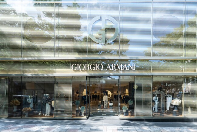 【ジョルジオ アルマーニ】 ジョルジオ アルマーニ 表参道店のウィンドウに“MARE（マーレ）” コレクションの夏のエレガンス