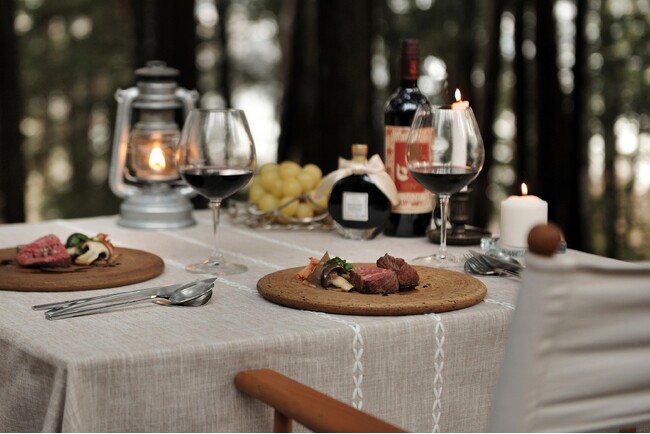 【星のや富士】葡萄の多様さを知り、自分で収穫した葡萄とともに美食やワインを楽しむ「グラマラス葡萄ステイ」今年も開催