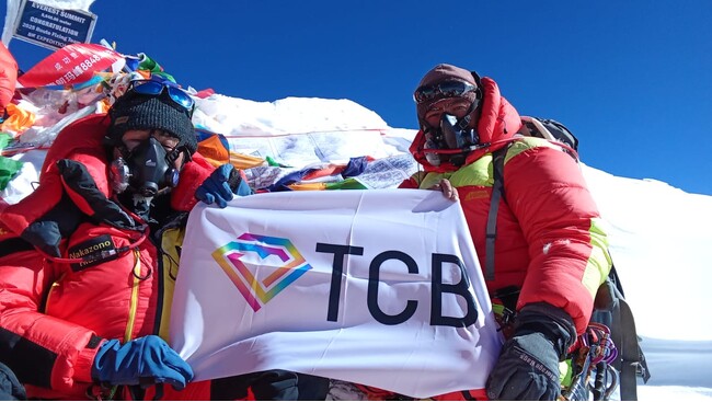 TCB中園秀樹医師がエベレスト登頂に成功！TCBの社旗が”世界の頂点”標高8848mに。日本人美容外科医として初の快挙に、TCBから1000万円の特別報酬が支給されます。