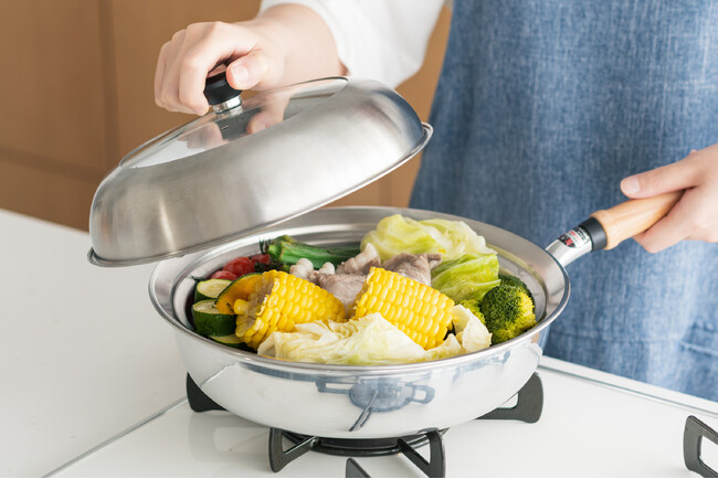 “蒸す”をもっと手軽に！話題の“せいろ蒸し”がもっと簡単で便利に「フライパン用フタ付きステンレス蒸し器」登場