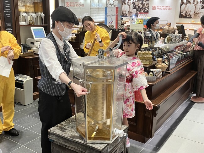 【大丸心斎橋店】百貨店の屋上で「都市養蜂」に挑戦して5年！大阪の百花蜜の蜜しぼり体験イベントを開催します