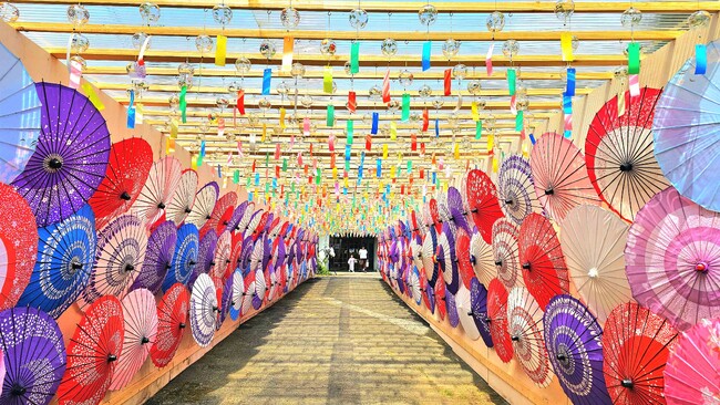 「6,000個の風鈴」と「400本の和傘」が共演する納涼体験、6/21～8/31「近江牛鉄板焼祭」を開催