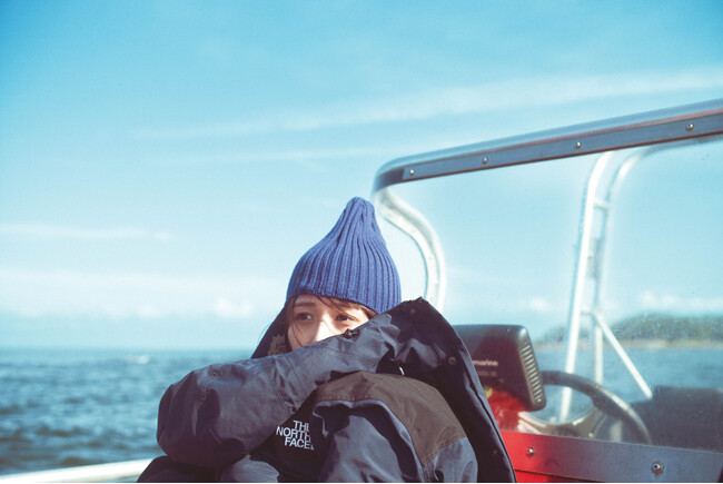長濱ねる、セカンド写真集より先行解禁第7弾!空の青と、海と、ニット帽の長濱ねる!