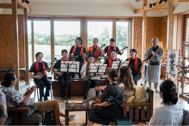 【星のや竹富島】開業13周年を迎える6月1日に「集落の日」を初の館内貸切で開催、島民110名と交流を深めました