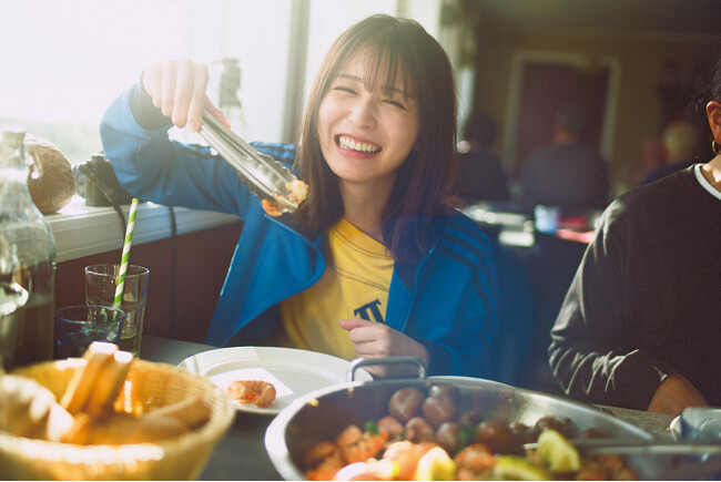 長濱ねる、セカンド写真集より先行解禁第8弾!アイスランドの伝統料理を前に、食いしんぼうスマイル!