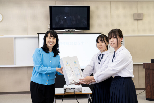カシワバラグループ、NPO法人TGPを通じ、和歌山県内の小中学校に生理用ナプキンを寄贈