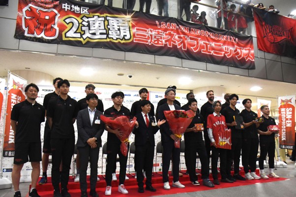 三遠ネオフェニックスが中地区連覇！　豊橋市役所で熱烈セレモニー