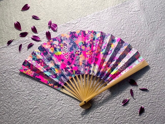 繊細な伝統的な和模様とカワイイ色彩が織りなす煌めき。京都の和文具店「尚雅堂」との出会いから生まれた友禅染めの扇子が「KAWAII COMPANY(TM)」から新発売