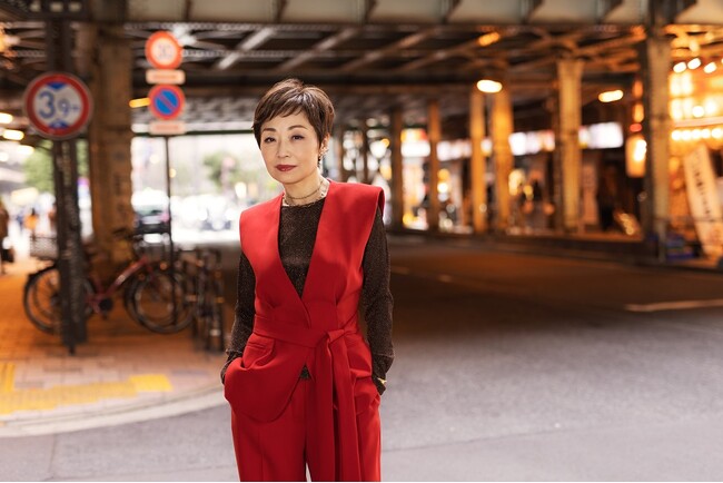 シャンソン歌手・クミコ シャンソンベストアルバムの発売を記念し、アルバムで共演したアーティストや楽曲提供した作家などからのコメントが到着！