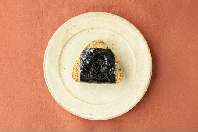 オルビス、完全食おにぎりブランド『COCOMOGU（ココモグ）』より新ラインナップ「塩麹で旨味引き立つ鮭ほぐしと野沢菜のおにぎり」2025年6月25日（水）専用オンラインストアで販売開始