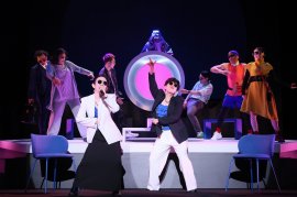 文学座公演『もうひとりのわたしへ』舞台写真(撮影:宮川舞子) 1 文学座公演『もうひとりのわたしへ』舞台写真(撮影:宮川舞子) 1