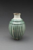 (1)信楽焼「青簾焼酎瓶」19C-20C前半／江戸時代後期-明治時代　当館蔵