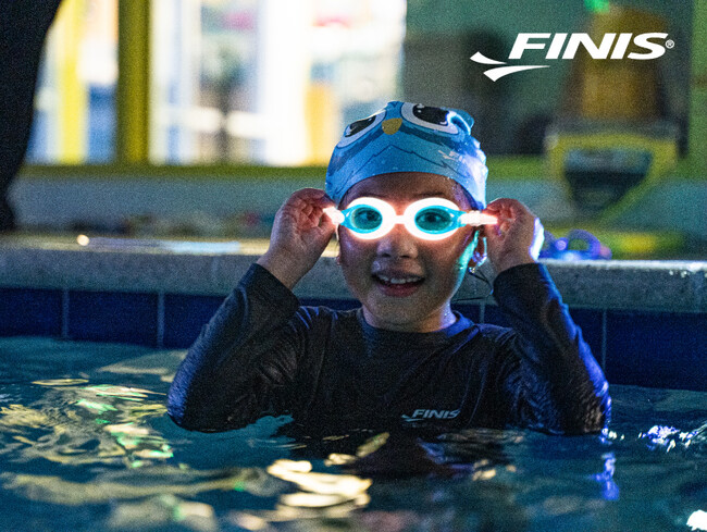FINIS、暗闇で光る！ナイトプールで一際目立つ！遊び心満載のスイミングゴーグル【FLOW GLOWゴーグル】をゼットオンラインショップ限定で発売！