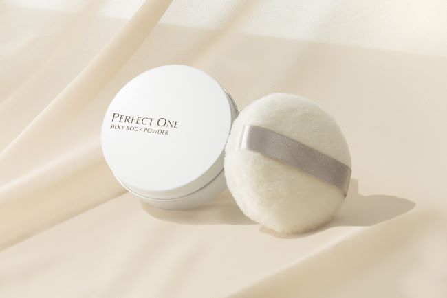 長時間サラサラ肌をキープして、夏の夜を快適に！寝汗による不快感やべたつきを防ぐ夜用ボディパウダーを新発売～7月15日（火）「パーフェクトワン SPシルキーボディパウダー」新発売（夏用特別品）～