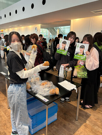 学校内フードパントリーで若者に選挙啓発を実施～参院選に向け、宇都宮大学・星の杜高等学校でチラシ配布～