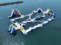 和歌山市・片男波海水浴場にて全周約136mの海上アスレチック「AQuaLooP(アクアループ)」が7月5日にオープン！