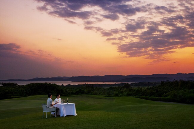 【リゾナーレ小浜島】茜色の夕焼けから星空まで、絶景に包まれた特等席で美食を味わう「うつろい絶景ディナー」開催