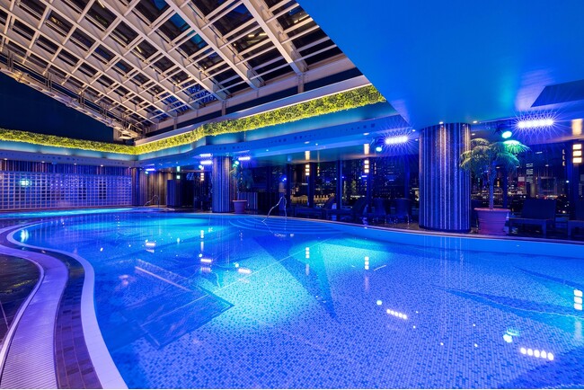 都会の隠れ家、横浜ベイホテル東急のナイトプールが2025年夏も登場！