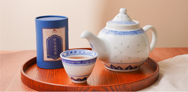 YouTuberロン毛メガネが香港伝統茶器「青花玲瓏」と熟茶「陳年普洱茶」で紡ぐ、現代の“漢方的セルフケア”をモダンに昇華。漢方養生ブランド澄善堂より3周年を記念して「澄の刻セット」が登場。