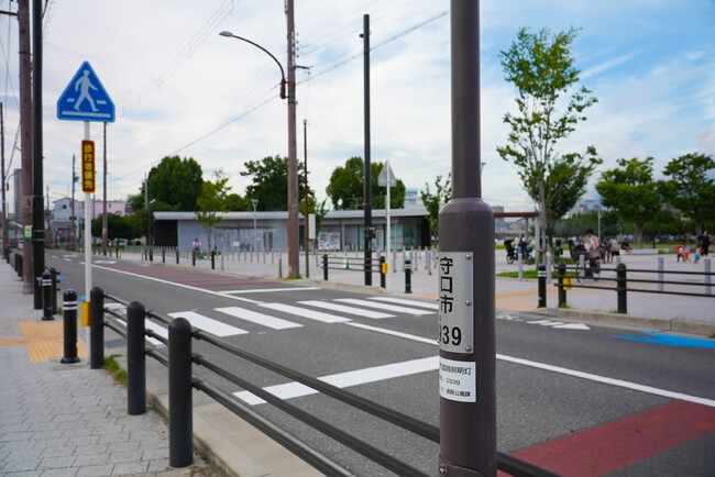【日本初】地面が光る信号!未来型「埋込型信号」が大阪・守口市に登場