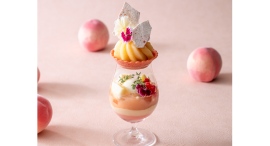 可愛らしい桃パフェの中で 重なり合うスイーツの層「パルフェ ペッシュ~桃のパフェ~」 可愛らしい桃パフェの中で 重なり合うスイーツの層「パルフェ ペッシュ~桃のパフェ~」