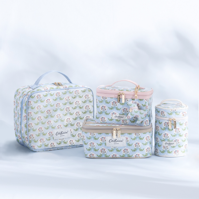 【Cath Kidston × Miho Ishii】美容家 石井美保さんとの初コラボレーションアイテムが登場。コラボ限定のアートを使用したマルチケース4型を発売。