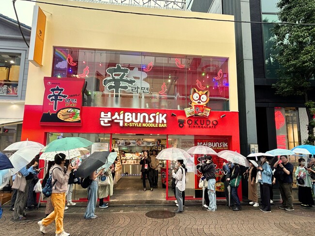 【イベントレポート】原宿竹下通りに誕生した日本初の「辛ラーメン」専門店『辛ラーメン粉食POPUPストア』がオープニングイベントを開催。カスタム辛ラーメンをたのしめる「モディシューマー体験」が大盛況！