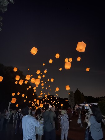 【野外民族博物館リトルワールド】「スカイランタン」イベント開催！　2025年8月9日(土)、10日(日)、16日(土)、17日(日)＜愛知＞