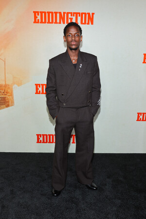 【ルイ・ヴィトン】マイケル・ウォード、映画「Eddington(原題)」のプレミアにルイ・ヴィトンを着用