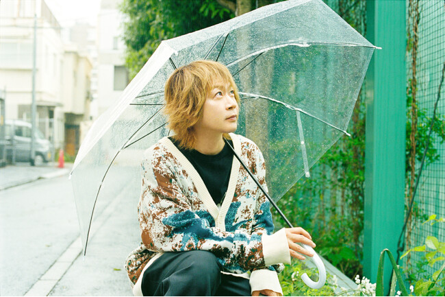 Aqua Timez 太志が詩を紡ぎ、川島小鳥が撮影した詩写真集『同じ窓から見た違う月』発売決定！
