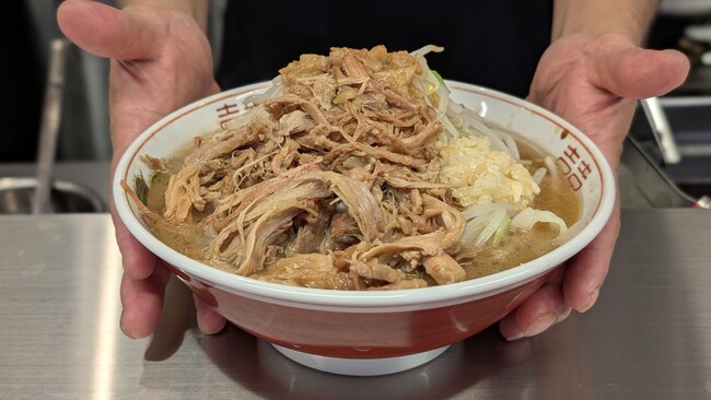 新宿・歌舞伎町に“豚の衝撃”が凱旋―二郎系ラーメン「BUTAKIN」が2025年7月1日（火）、御茶ノ水から新宿・歌舞伎町へ移転グランドオープン！