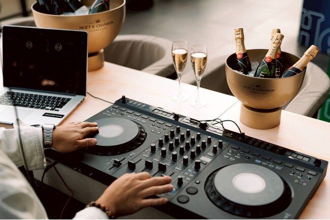 2025年7月3日(木)から、ベンジャミンステーキハウス紀尾井町店『BENJAMIN MUSIC TERRACE - Supported By MOET & CHANDON - 』が期間限定で開催。